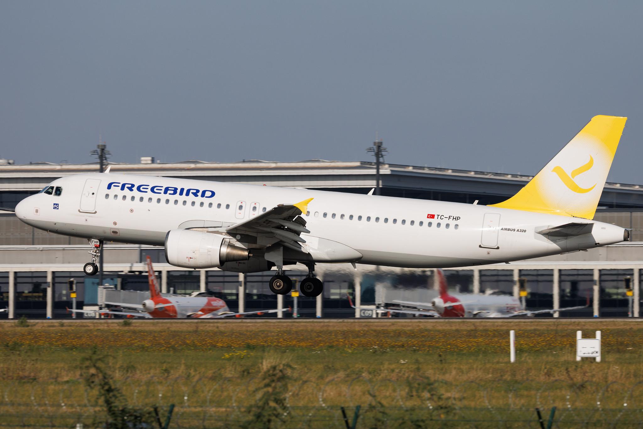 Flughafen Berlin Brandenburg: Freebird Airlines (FH / FHY) | Airbus A320-214 A320 | TC-FHP | MSN 05906
