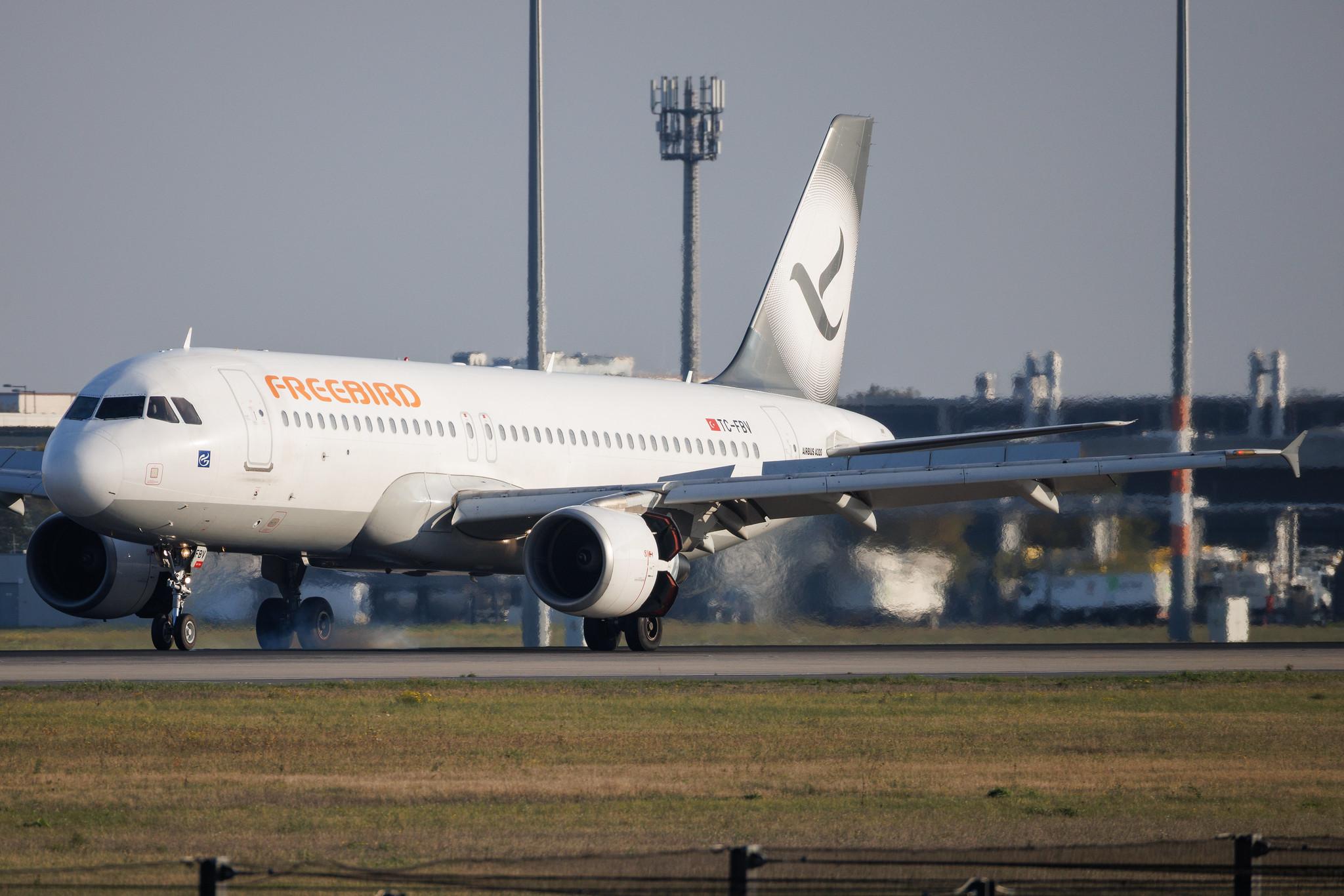 Flughafen Berlin Brandenburg: Freebird Airlines (FH / FHY) | Airbus A320-214 A320 | TC-FBV | MSN 4658
