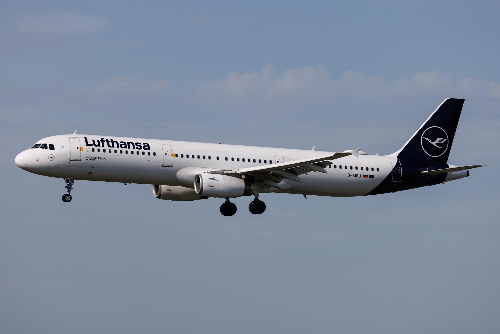 Hamburg Airport: Lufthansa (LH / DLH) | Airbus A321-131 A321 | D-AIRU | MSN 0692