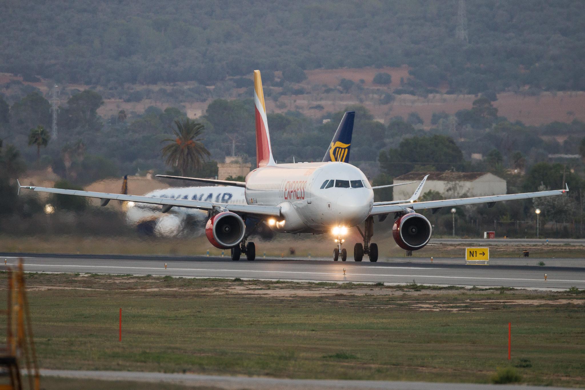 Palma de Mallorca Airport: Iberia Express (I2 / IBS) | Airbus A320-214 A320 | EC-LAA | MSN 02678