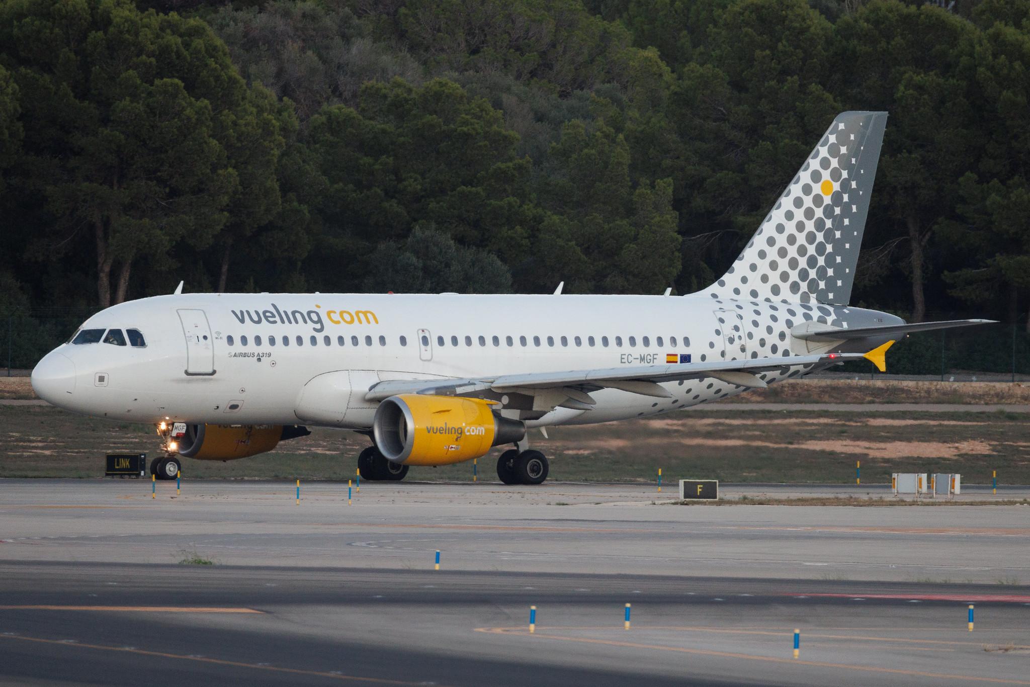 Palma de Mallorca Airport: Vueling (VY / VLG) | Airbus A319-112 A319 | EC-MGF | MSN 03028