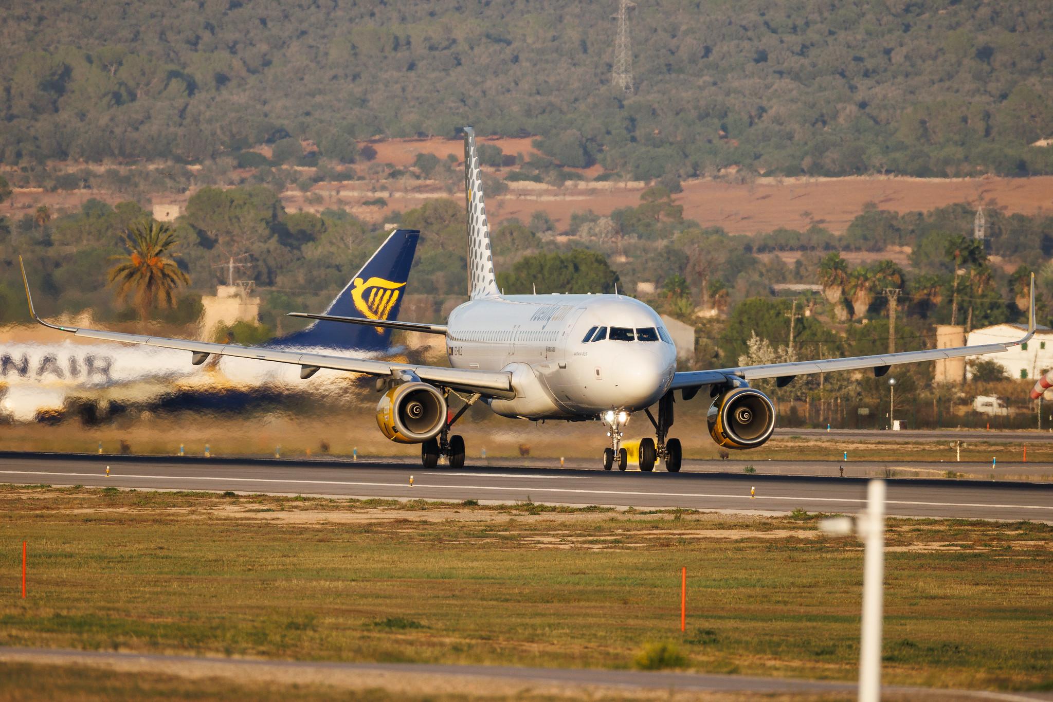 Palma de Mallorca Airport: Vueling (VY / VLG) |  Airbus A320-232 A320 | EC-MLE | MSN 7109