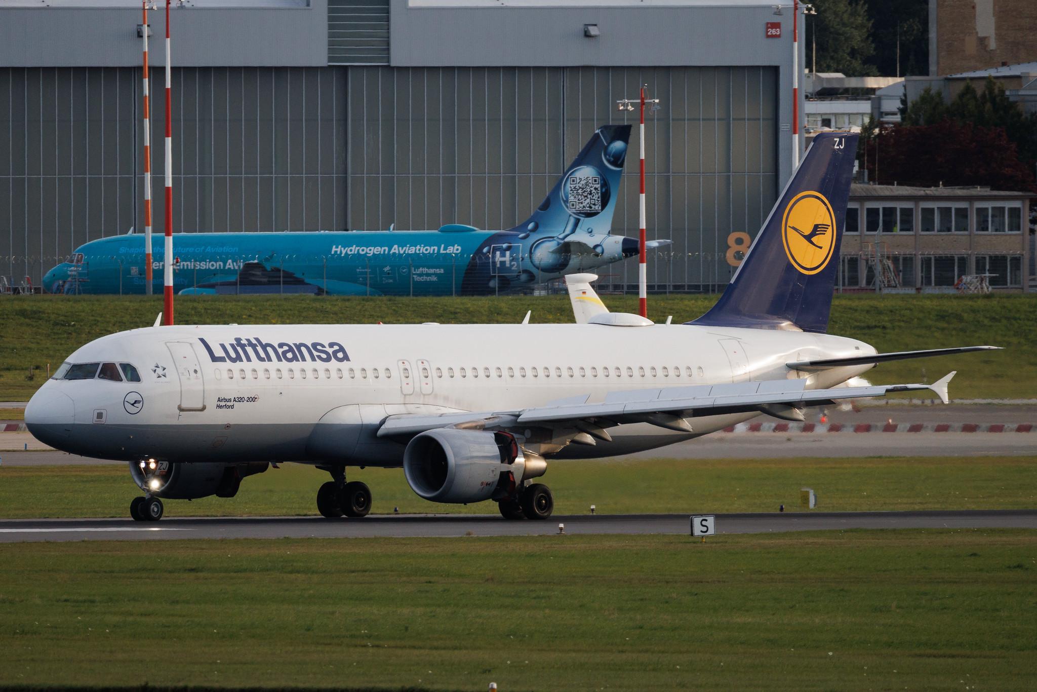 Hamburg Airport: Lufthansa (LH / DLH) | Airbus A320-214 A320 | D-AIZJ | MSN 4449