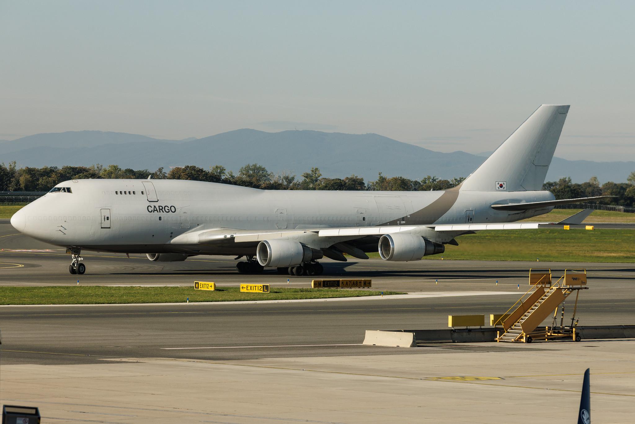 Vienna International Airport: AirZeta (KJ / AIH) | Operator: Air Zeta | Boeing 747-48E(BDSF) B744 | HL7421 | MSN 25784