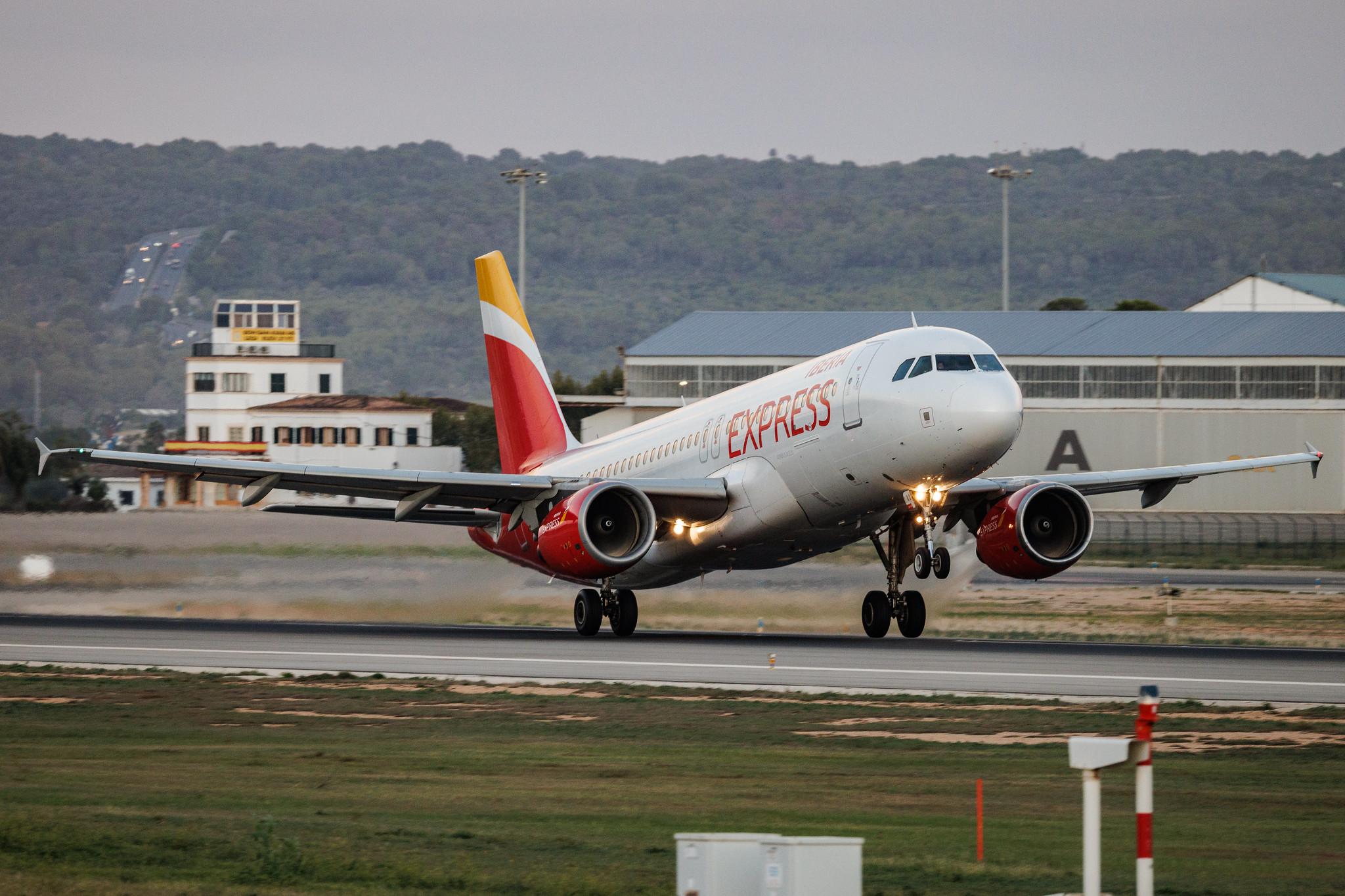 Palma de Mallorca Airport: Iberia Express (I2 / IBS) | Airbus A320-214 A320 | EC-LAA | MSN 02678