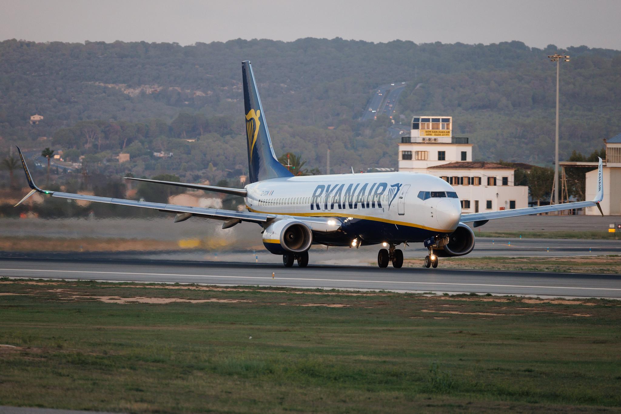 Palma de Mallorca Airport: Ryanair (FR / RYR) | Boeing 737-8AS B738 | EI-DCW | MSN 33568