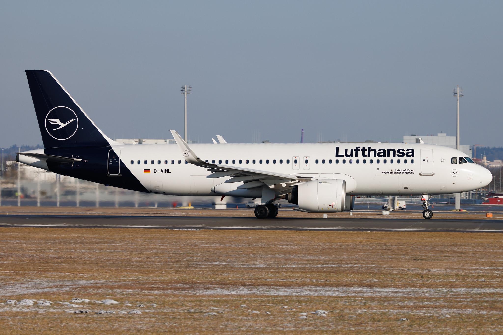 Munich Airport: Der Airbus A321-131 (A321) der Fluglinie Lufthansa (LH / DLH) mit der Registrierung D-AIRX (MSN: 0887) rollt am Flughafen Munich Airport (EDDM/MUC).