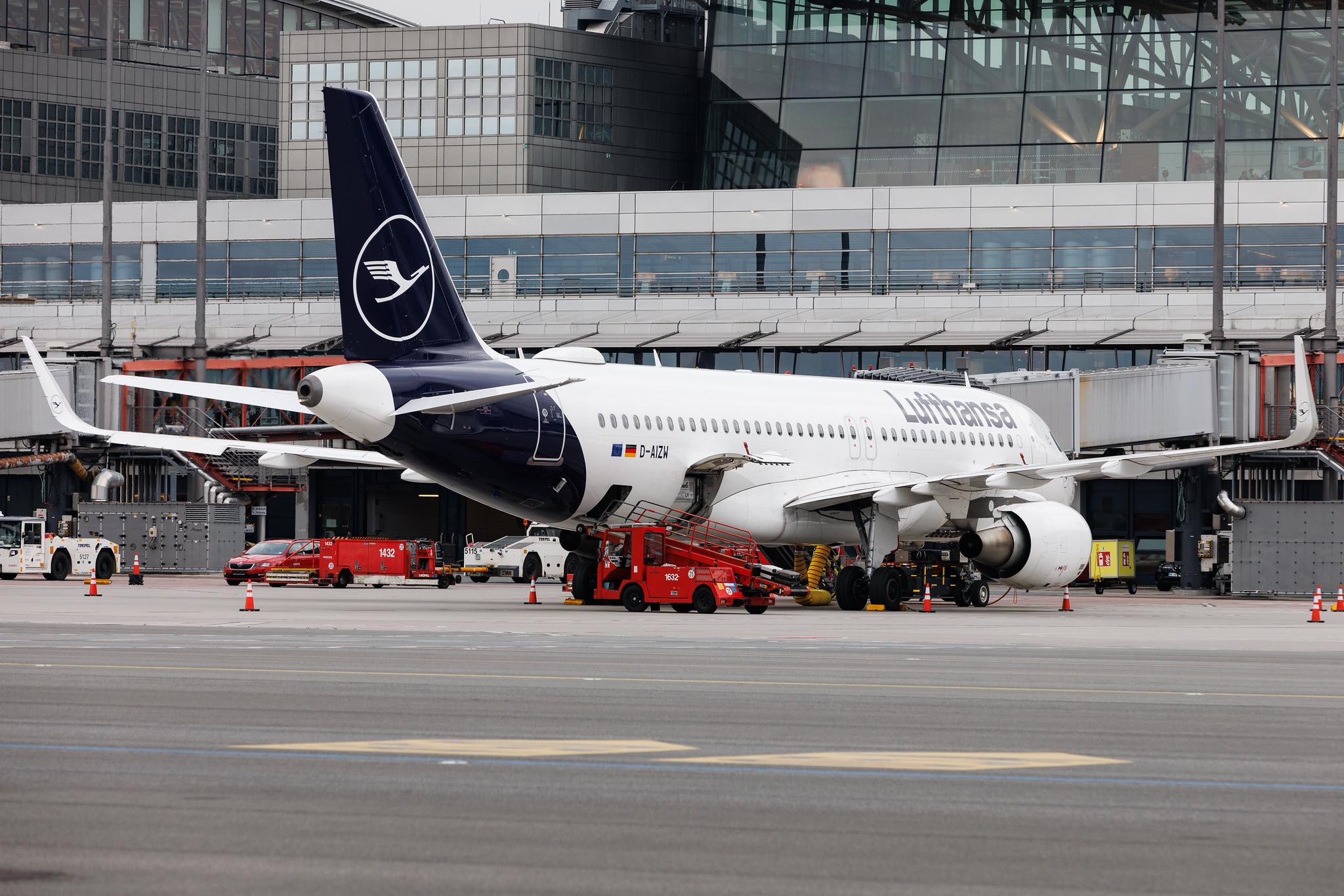 Hamburg Airport: Lufthansa (LH / DLH) | Airbus A320-214 A320 | D-AIZW | MSN 5694