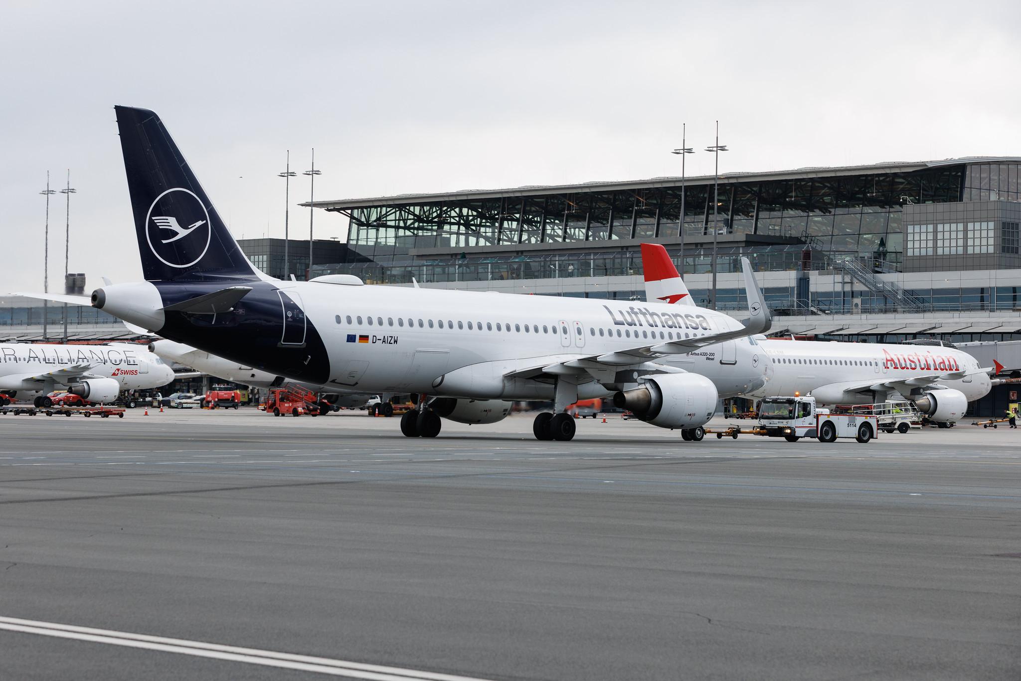 Hamburg Airport: Lufthansa (LH / DLH) | Airbus A320-214 A320 | D-AIZW | MSN 5694