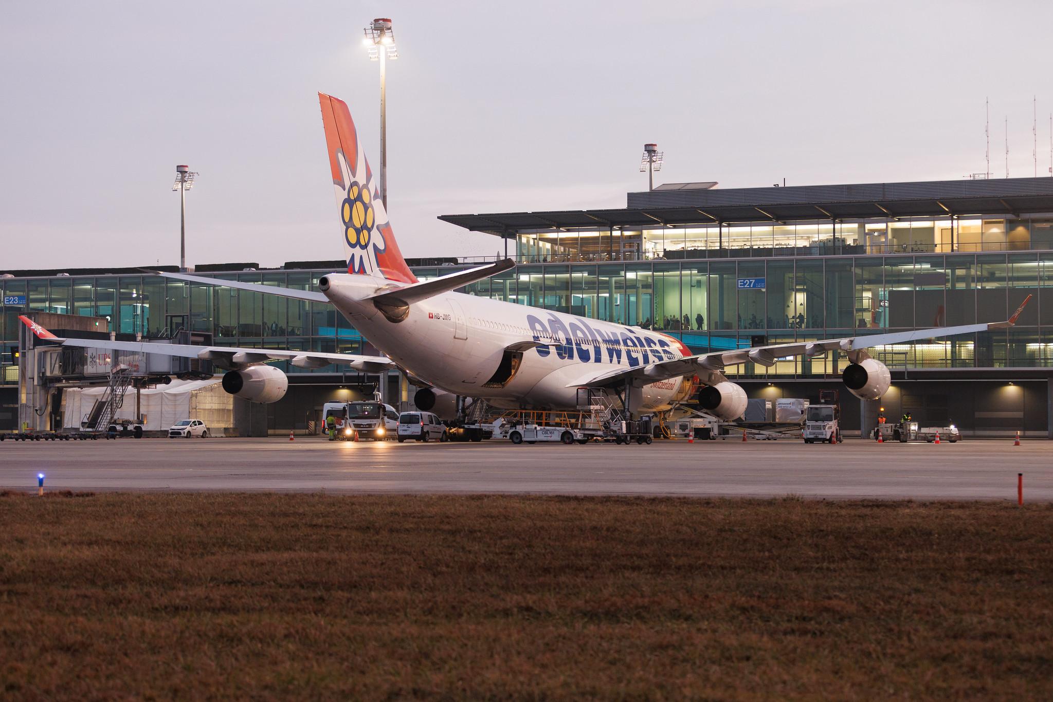 Flughafen Zürich: Edelweiss Air (WK / EDW) | Airbus A340-313 A343 | HB-JMG | MSN 0562
