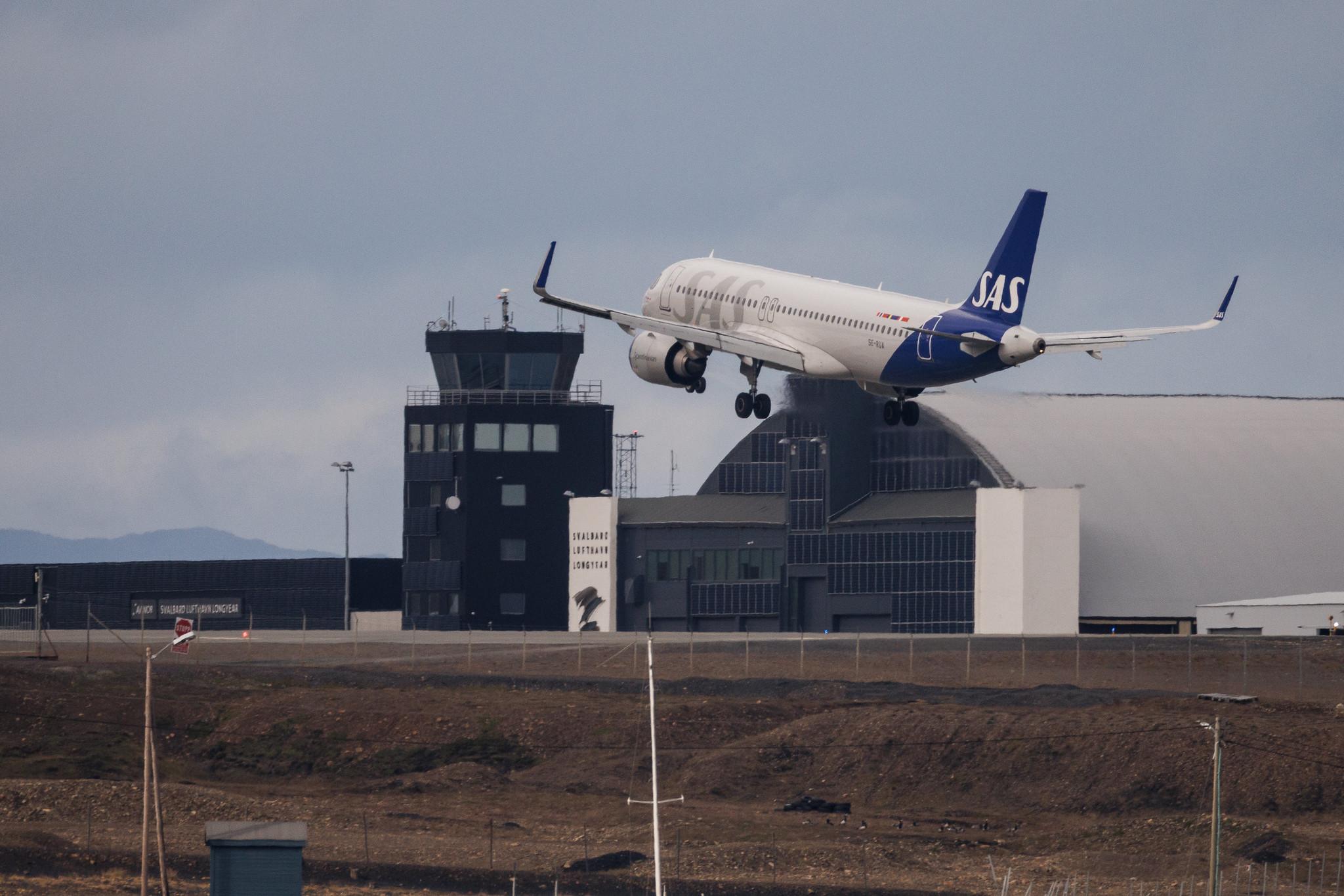 Longyearbyen Svalbard Airport: SAS (SK / SAS) | Airbus A320-251N A20N | SE-RUA | MSN 09520