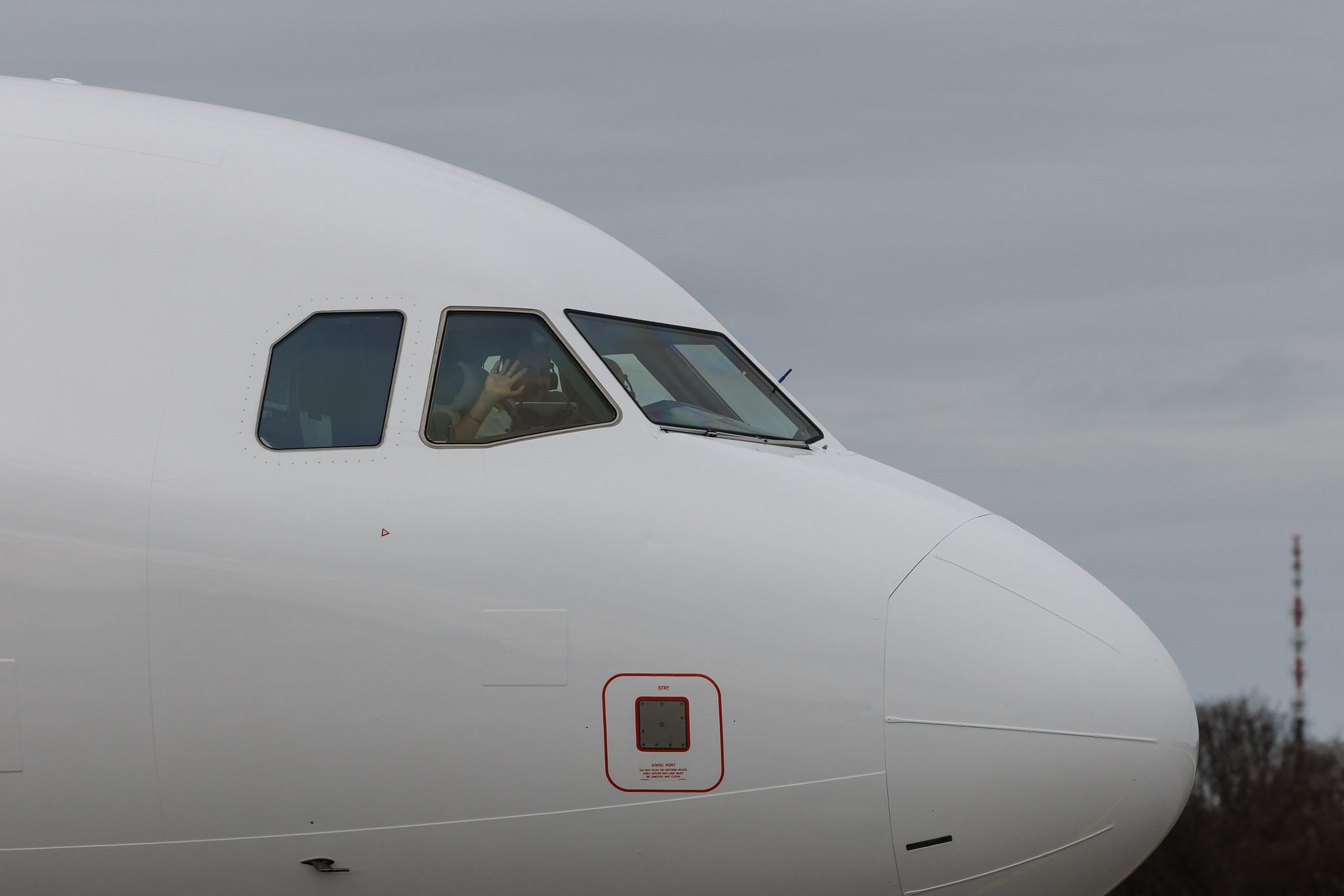 Hamburg Airport: GetJet Airlines (GW / GJT) | Airbus A320-214 A320 | LY-DAE | MSN 03240