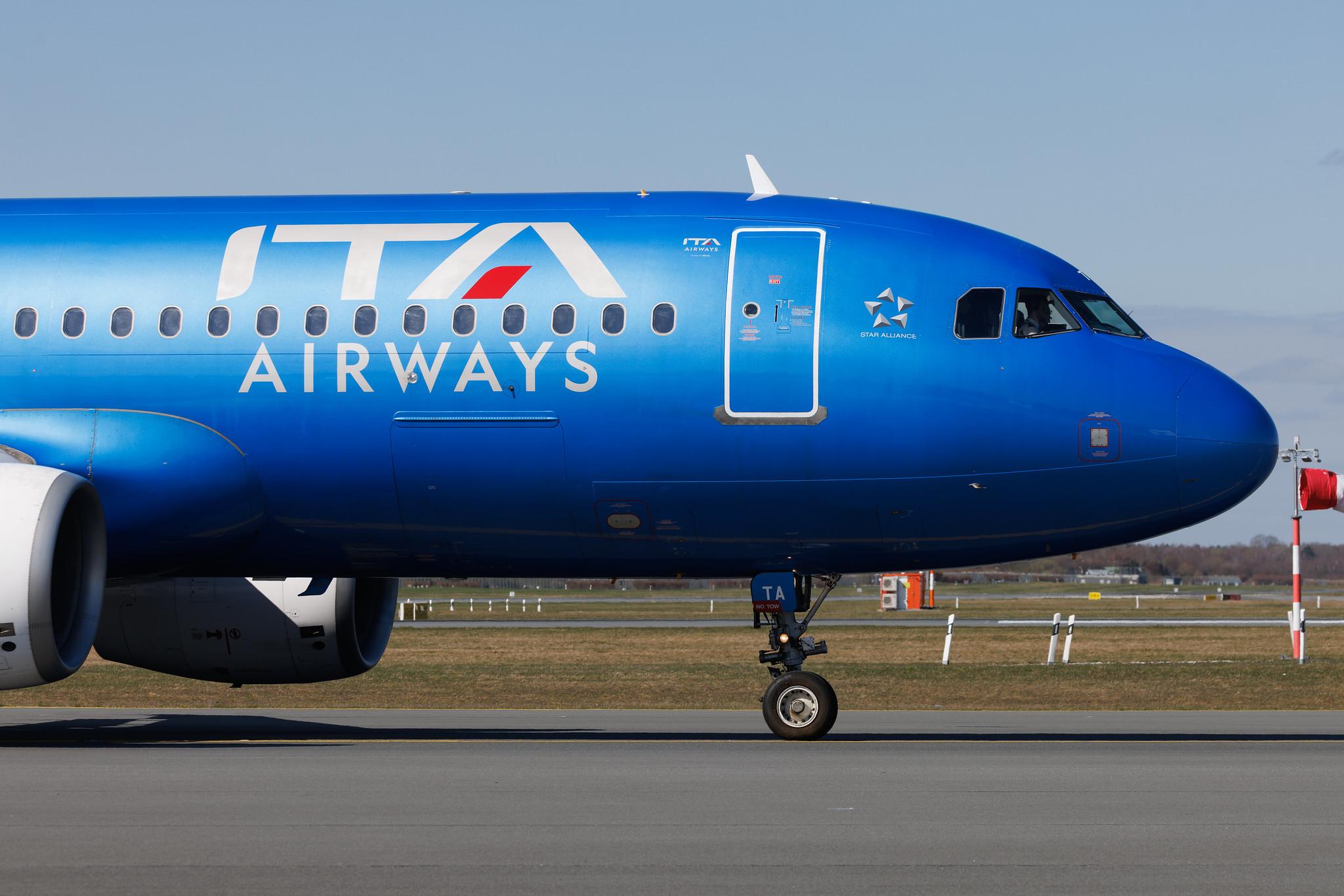 Hamburg Airport: ITA Airways (AZ / ITY) | Airbus A320-216 A320 | EI-DTA | MSN 03732