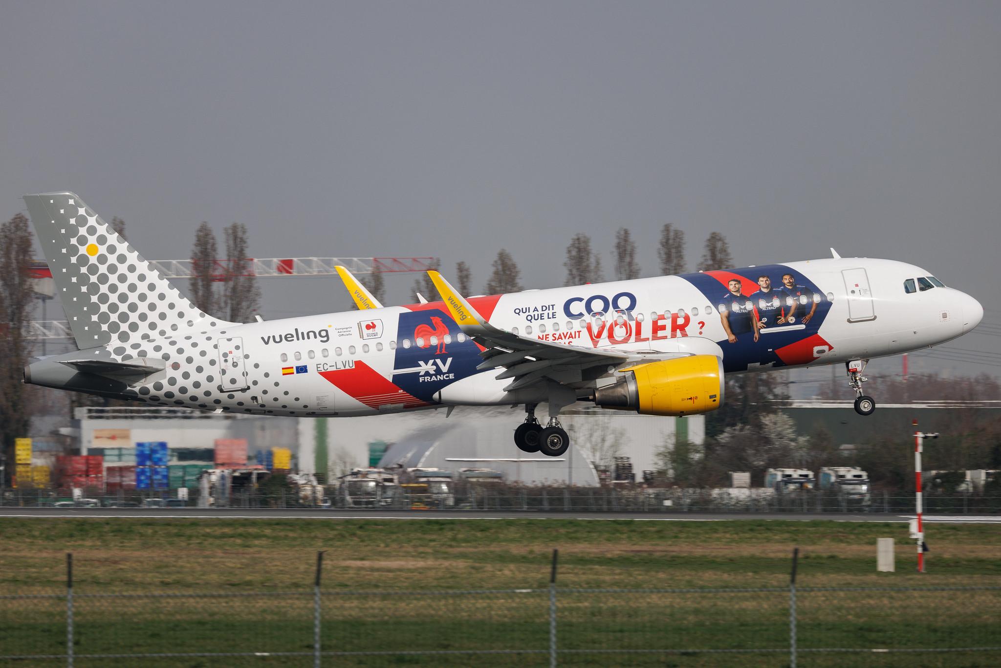 Paris Orly Airport: Vueling (VY / VLG) | Livery: French Rugby Federation Livery | Airbus A320-214 A320 | EC-LVU | MSN 05616