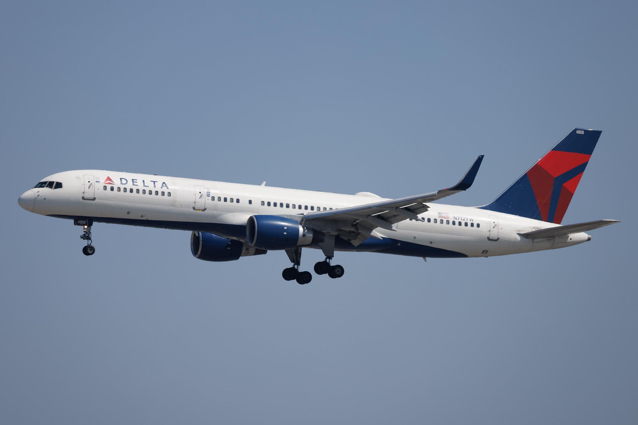 Los Angeles International Airport: Delta Air Lines (DL / DAL) | Boeing 757-2Q8 B752 | N712TW | MSN 27624