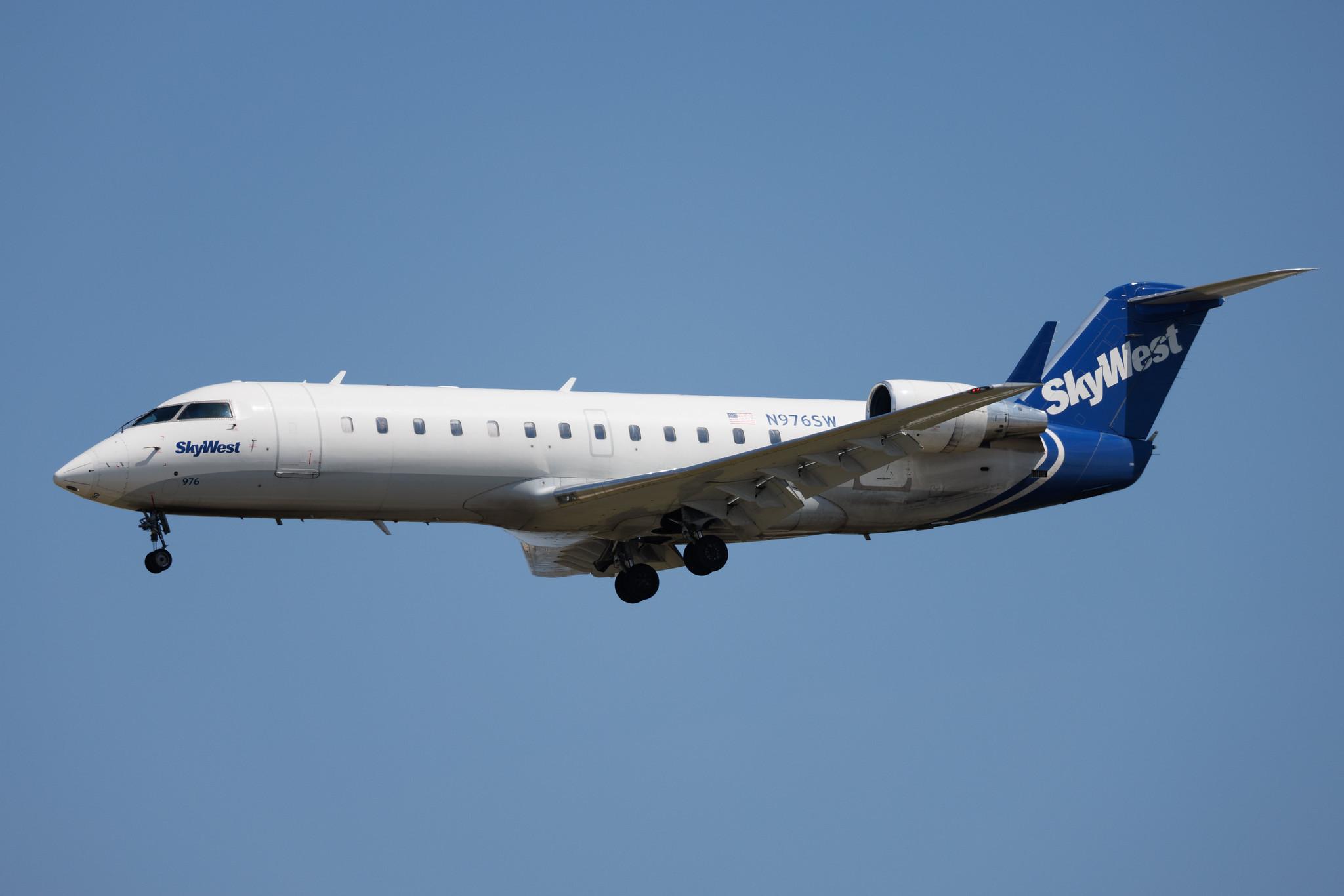 Los Angeles International Airport: United Express (UA / UAL) | Operator: SkyWest Airlines | Mitsubishi CRJ-200LR CRJ2 | N976SW | MSN 7952