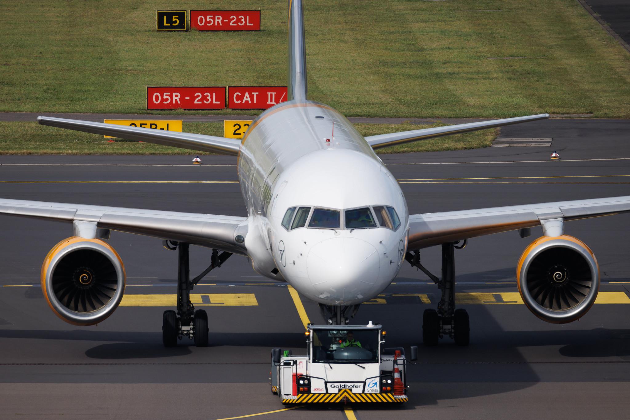 Düsseldorf Airport: Condor (DE / CFG) | Boeing 757-330 B753 | D-ABOK | MSN 29020
