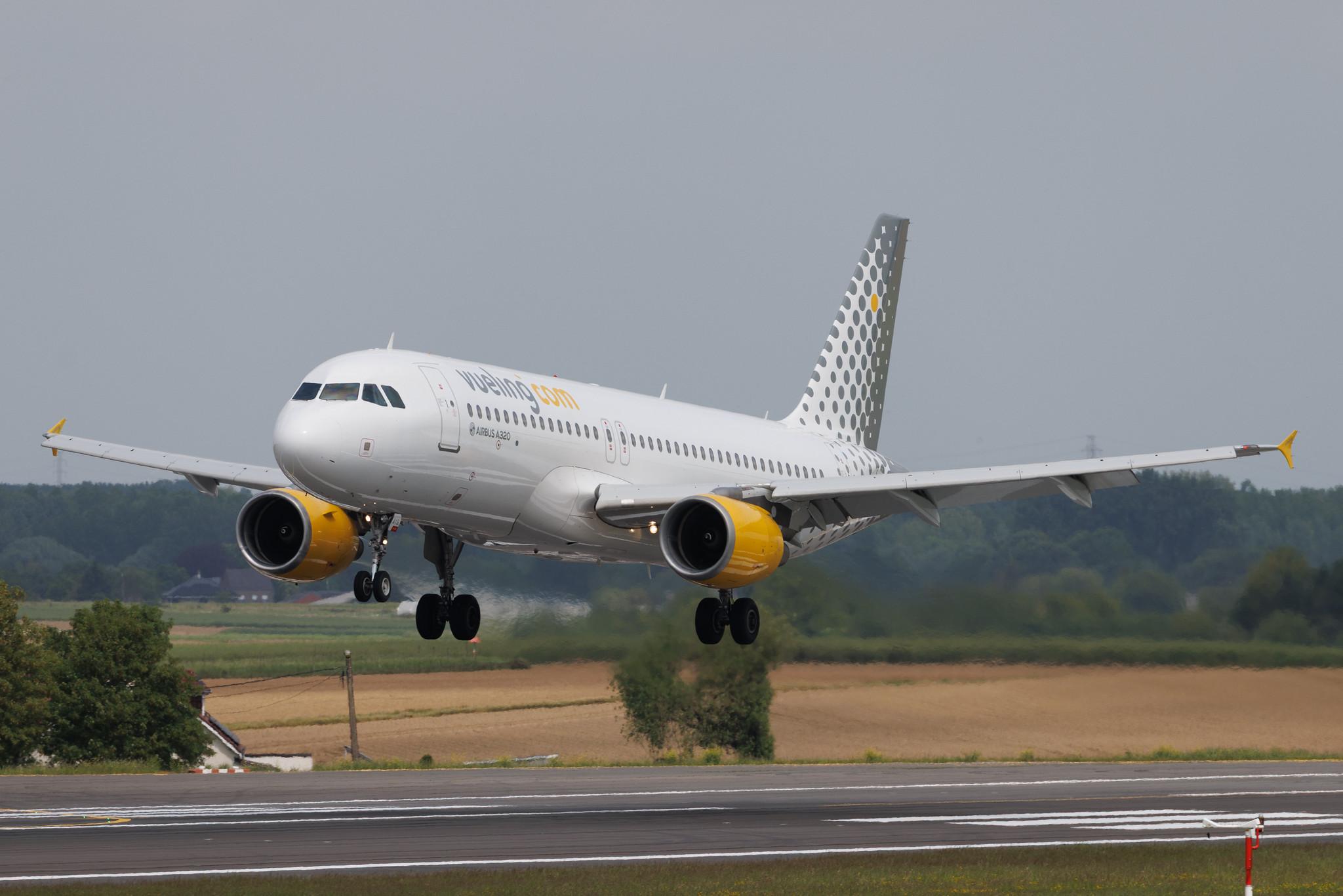 Brussels Airport: Vueling (VY / VLG) | Airbus A320-214 A320 | EC-MYB | MSN 02902