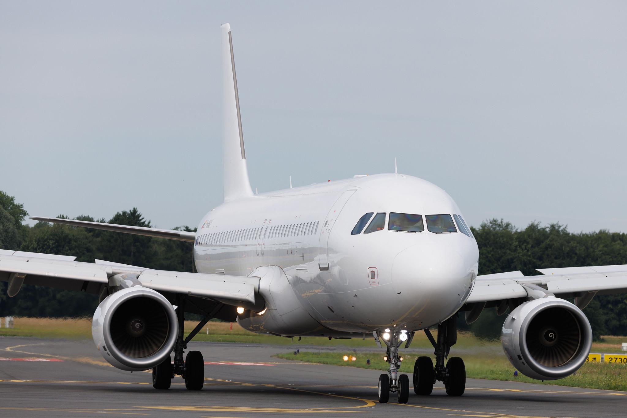 Hamburg Airport: Heston Airlines (HN / HST) | Airbus A320-214 A320 | LY-MAU | MSN 06347